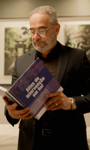 Dr. Marcos com o livro Atlas de Intervenção em Dor