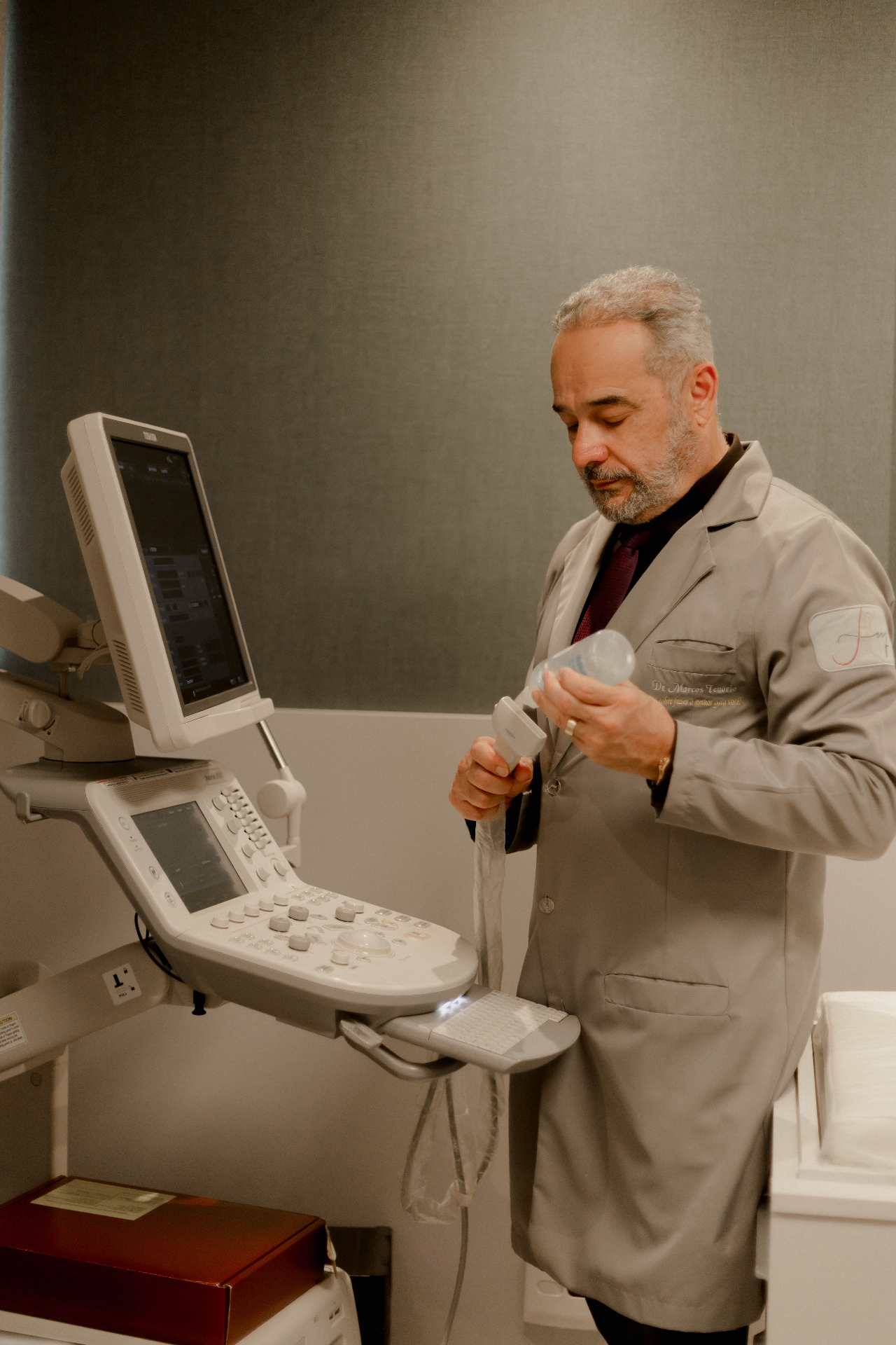 Dr. Marcos H. Tenorio Gomes realizando exame de ultrassom
